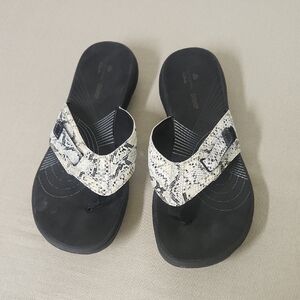 Women's Black and White Sandals Clarks SIZE 8